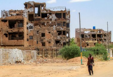 احتقان واسع في ولاية الخرطوم بسبب إحالة دفعات كبيرة من العاملين إلى المعاش