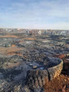 مأساة في معسكر طويلة: وفاة طفل واحتراق عشرات المنازل