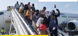 أولى رحلات العودة الطوعية للاجئين السودانيين من أوغندا تصل بورتسودان