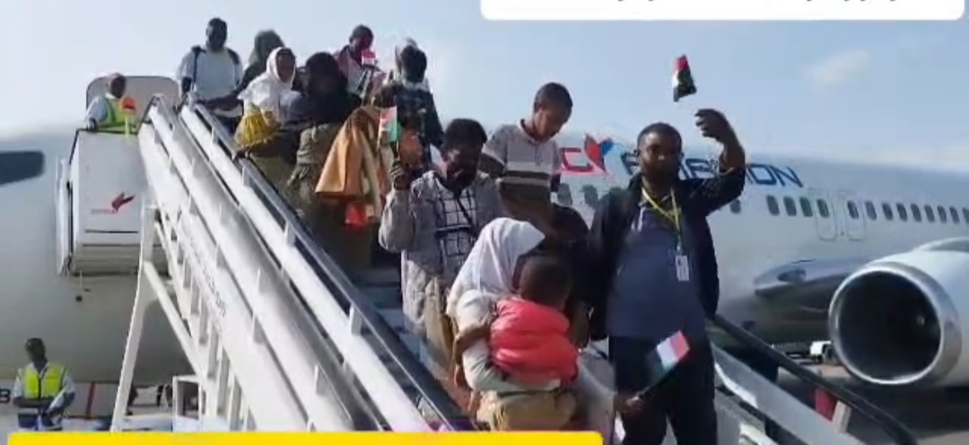 أولى رحلات العودة الطوعية للاجئين السودانيين من أوغندا تصل بورتسودان