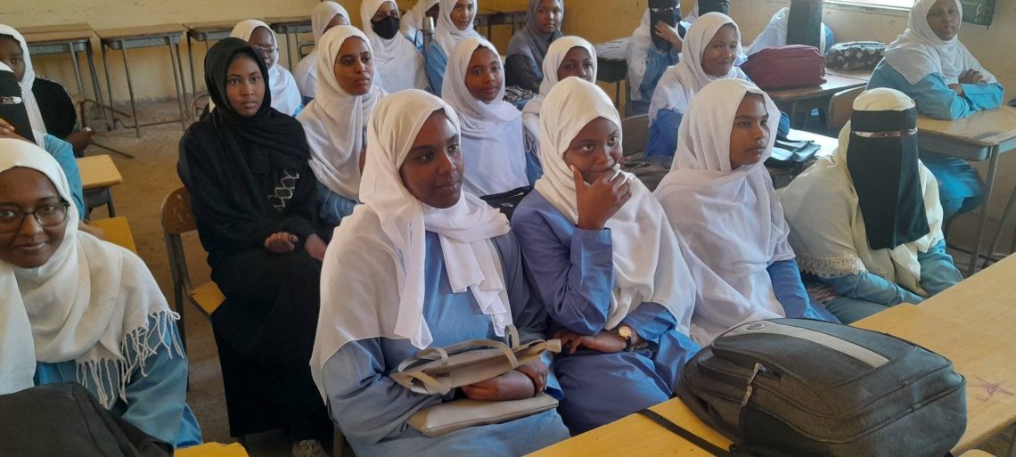 أسر سودانية في بنغازي تحتج على رسوم الامتحانات