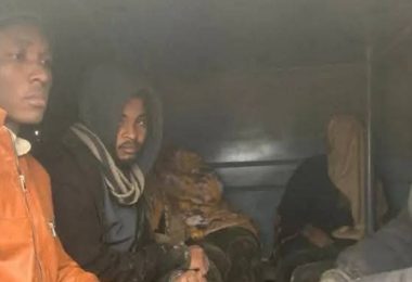 ليبيا توقف 45 سودانياً بينهم نساء وأطفال في عمليتين متفرقتين